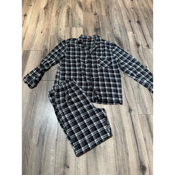 Hanes Men's Medium Black & White Plaid Pajama Set (no pockets on bottoms) - Picture 2 of 4